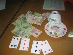 Bé gái 12 tuổi trộm hàng chục triệu của bà nội đi đánh bạc