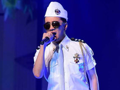 Đàm Vĩnh Hưng chớp nhoáng khoe siêu xe mạ vàng 40 tỷ