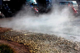 Hàng trăm lít hoá chất bốc khói nghi ngút giữa đường