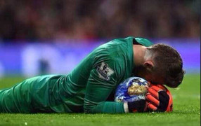 'Thánh' De Gea cứu thua xuất thần trước Liverpool