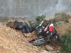 Nam thanh niên tử vong bên xe máy biến dạng