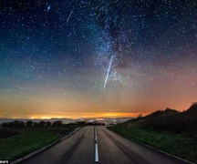 Bầu trời huyền ảo đêm mưa sao băng đẹp nhất năm 2014