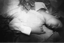 Bạn trai thấy cướp bỏ chạy, cô gái xinh đẹp bị hãm hại