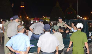 Trăm cảnh sát bảo vệ trung tâm cắt cơn nghiện