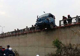 Xe tải húc tung người, treo lơ lửng trên cầu