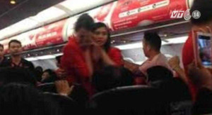 Clip: Hành khách Trung Quốc hất nước nóng vào tiếp viên trên máy bay