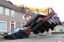 Dùng cần cẩu cầu hôn, làm sập mái hàng loạt nhà hàng xóm bạn gái