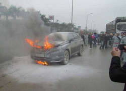 Dừng đèn đỏ, ô tô 4 chỗ bốc cháy dữ dội