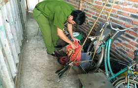 CSGT bắt 2 kẻ trộm dây cáp điện ngầm