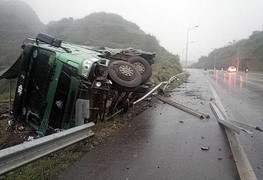 Xe tải 60 tấn lật ngang trên cao tốc Nội Bài - Lào Cai