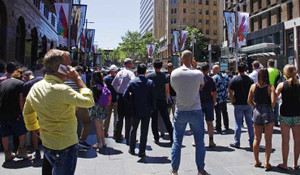 Du khách hồn nhiên 'tự sướng' tại hiện trường bắt cóc Sydney