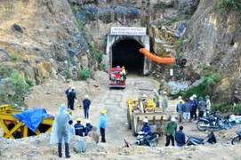 Sập hầm thủy điện, 11 người mắc kẹt