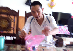 Kinh hãi ‘thần y’ chữa bách bệnh bằng cách ‘rút lưỡi’, vả mặt