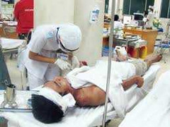 Vợ chồng cãi vã, hàng xóm xách dao sang 'dẹp loạn'