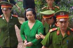 Sau án tử, vợ nguyên Bí thư xã đốt xác lãnh thêm án tù