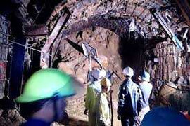 Xuất hiện 2 hố sụt lún lớn tại vị trí sập hầm thủy điện