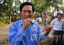 Dựng tóc gáy với ‘dị nhân’ ngoài đảo nhai sống các loại động vật