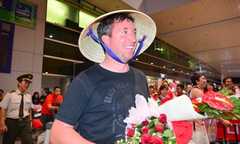 Robbie Fowler đội nón lá, ngỡ ngàng bởi fan Việt Nam