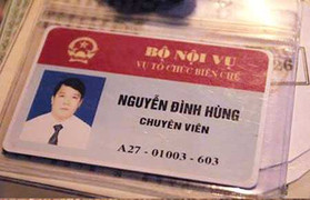 Chuyên viên Bộ Nội vụ rút thẻ 'dọa' CSGT bị phạt 12,5 triệu đồng