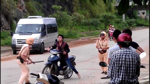 Đánh lực lượng tuần tra sau khi bị đo nồng độ cồn