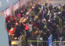 Clip: Thanh niên 'ngáo đá' làm loạn sân bay Nội Bài