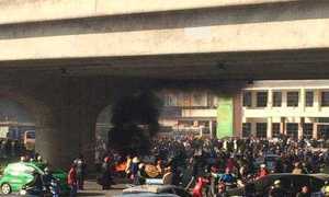 Xe máy bốc cháy dữ dội trên phố Hà Nội