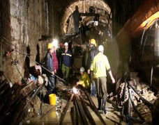 Clip: Đem ánh sáng điện tới cho 12 người bị kẹt trong hầm sập