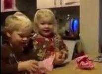 Cười té ghế với món quà Noel của ông bố