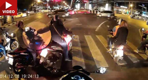 Video: Dừng đèn đỏ, 'ngứa tay' vặn ga xe bên cạnh