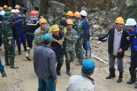 Clip: Vỡ òa giây phút 12 công nhân được giải cứu khỏi hầm bị sập