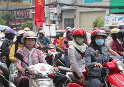 Sài Gòn trở lạnh, người dân thích thú mặc áo rét ra đường