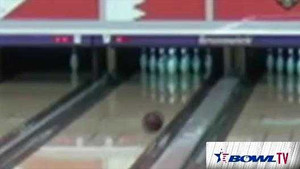 Clip: Cú ném bowling có quỹ đạo 'siêu dị'