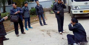 Trung Quốc: 'Quan huyện' cười khẩy nhìn dân uống thuốc sâu tự tử