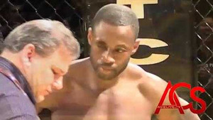 Clip: Võ sỹ bị đá rơi mắt giả, trận đấu bị hoãn hy hữu