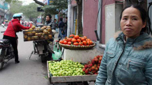 Hà Nội: Dừng xe mua hàng vỉa hè sẽ bị phạt