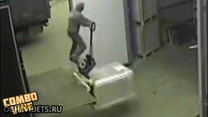 Tai nạn khi chuyển hàng không thể nhịn cười