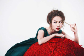 Ngân Khánh hoá cô tiên ma mị đón Noel