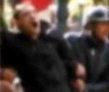 Clip: Thanh niên 'ngáo đá' đứng giữa đường vùng vẫy, kêu cứu