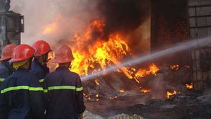 Kho phế liệu sát trường ĐH cháy dữ dội, sinh viên hoảng loạn bỏ chạy