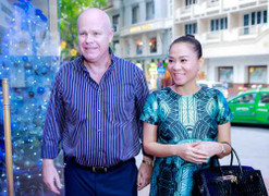 Thu Minh được chồng tháp tùng đến mừng Trang Pháp