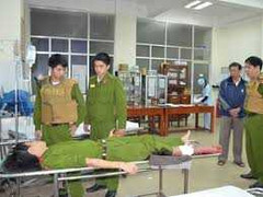 Khống chế 2 kẻ cố thủ ở quán karaoke, 1 cảnh sát bị thương