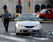 Clip: Người đàn ông 'cao số', nằm gọn dưới gầm ôtô vẫn thoát chết