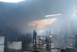 Cháy lớn công ty nội thất, hàng trăm công nhân tháo chạy