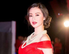 Khánh My lộng lẫy trong sắc đỏ nồng nàn