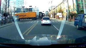 Clip: Xe đầu kéo quay đầu tài ba giữa phố