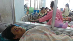 Xe ô tô nổ lốp, 5 người thương vong