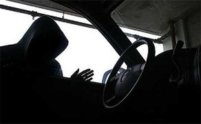 Quên rút chìa, xe biển đỏ bốc hơi trong nháy mắt