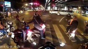 Tai nạn trong lúc dừng đèn đỏ ngớ ngẩn chưa từng thấy