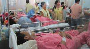 Lật xe phục vụ đám cưới, 4 người nguy kịch