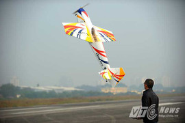 Màn biểu diễn ngoạn mục của máy bay mô hình tại Hà Nội